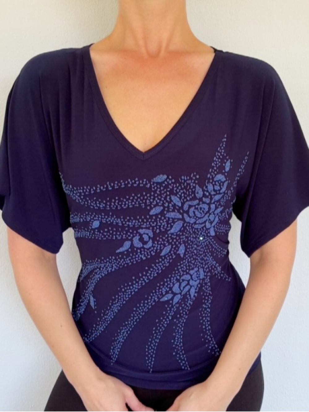 Bleeker & McDougal navy blue beaded floral v-neck stretch blouse size medium